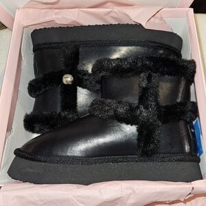 Juicy Couture JC-Ocarina Ankle Boot sz8 Black Faux Leather & Fur Trim New in Box